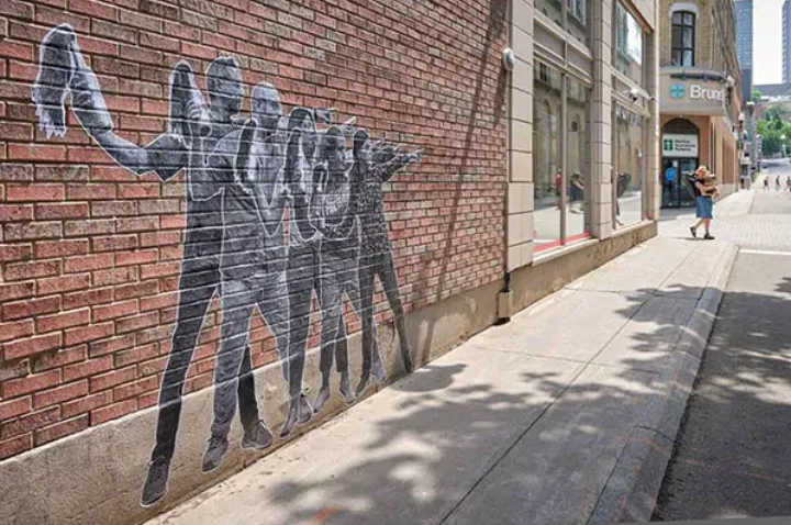 کولاژ دیواری زن زندگی آزادی در خیابان سن ژوزف شرقی